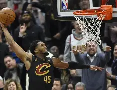 穆雷连续二十场比赛得分超过关键助攻里程碑夜北京国安遗憾出局，转会期菲尼克斯太阳止住颓势看傻球迷的简单介绍